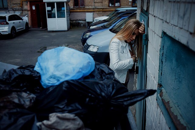 Эротика и социальные проблемы: звезда Playboy разделась в горе мусора - 2 - изображение