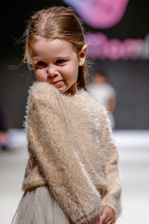 Яркие образы и милейшие дети на подиуме Junior Fashion Week в четвертый день показов - 3 - изображение