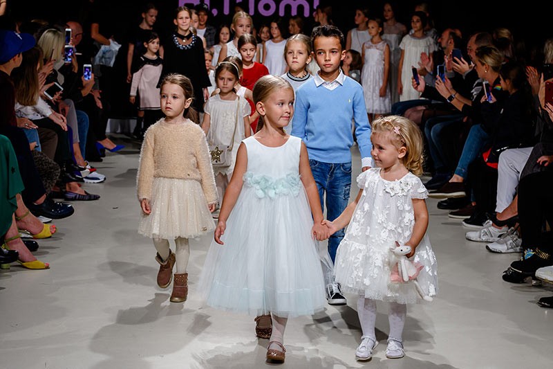 Яркие образы и милейшие дети на подиуме Junior Fashion Week в четвертый день показов - 39 - изображение