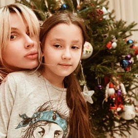 Светлана Лобода вместе с дочерью нарядила новогоднюю елку - 2 - изображение