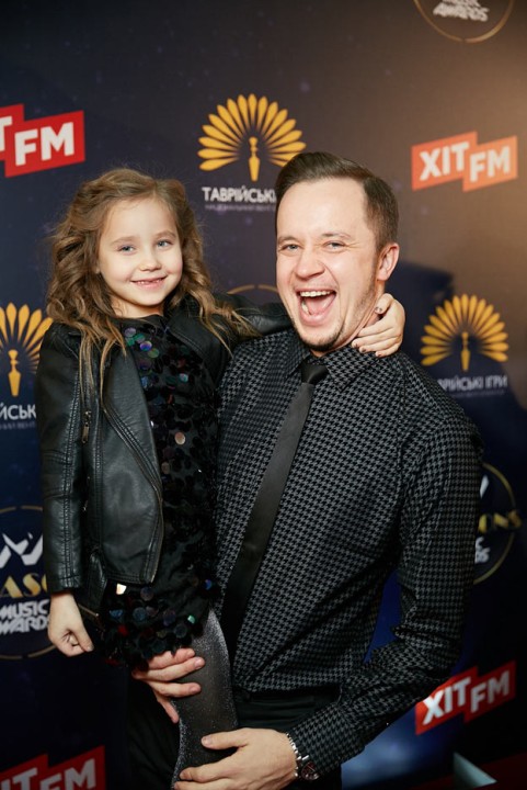 Артем Гагарин впервые вывел дочь на красную дорожку M1 Music Awards - 1 - изображение