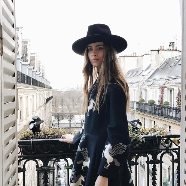 Внучка Ротару в модном аутфите прогулялась по улицам Парижа - 1 - изображение