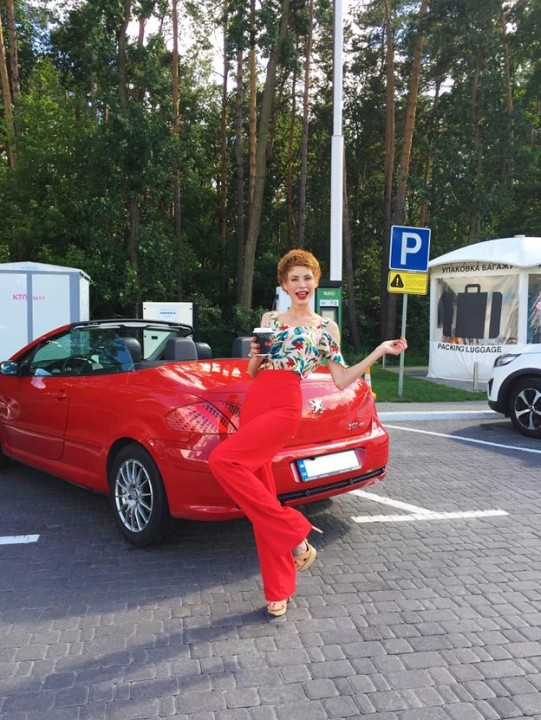 Елена-Кристина Лебедь залезла на капот чужой машины - 2 - изображение