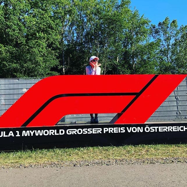 Автогонки вместо моря: ведущая «Вікна-новини» Ольга Кучер отправилась в Австрию на «Формулу 1» - 1 - изображение