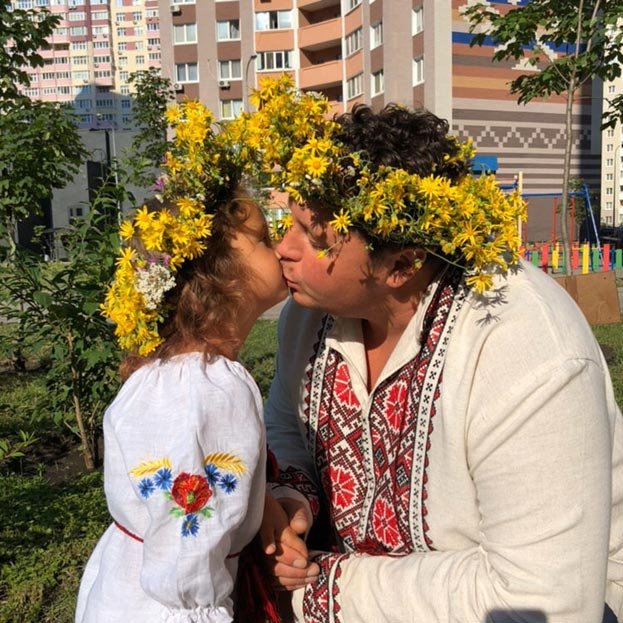 День вышиванки: украинские звёзды поделились историями своих вышитых оберегов - 11 - изображение