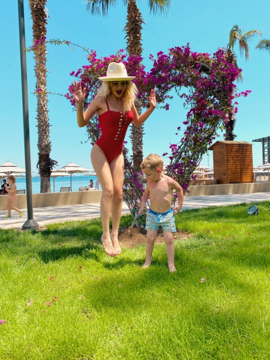 Миша Романова с сыном наслаждается отдыхом в Турции - 4 - изображение