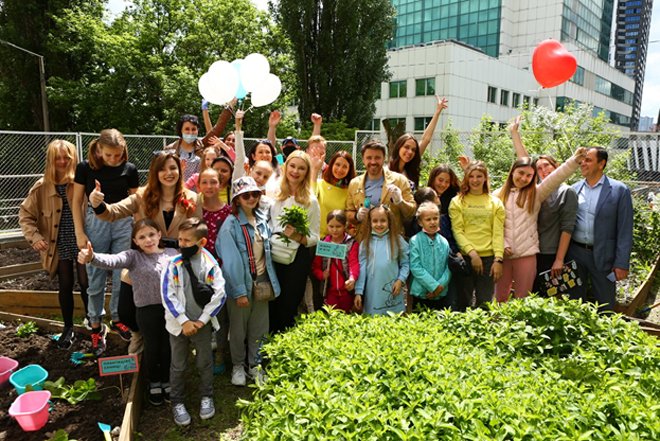 Наталія Мосейчук разом з маленькими пацієнтами Охматдит відкрили літній майданчик Школи Супергероїв - 3 - изображение