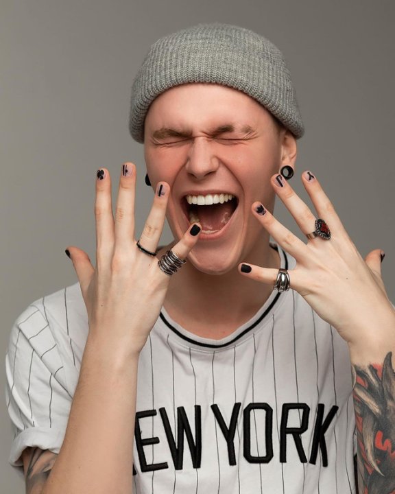 Внимание на руки: 20 примеров стильного мужского nail-дизайна - 1 - изображение
