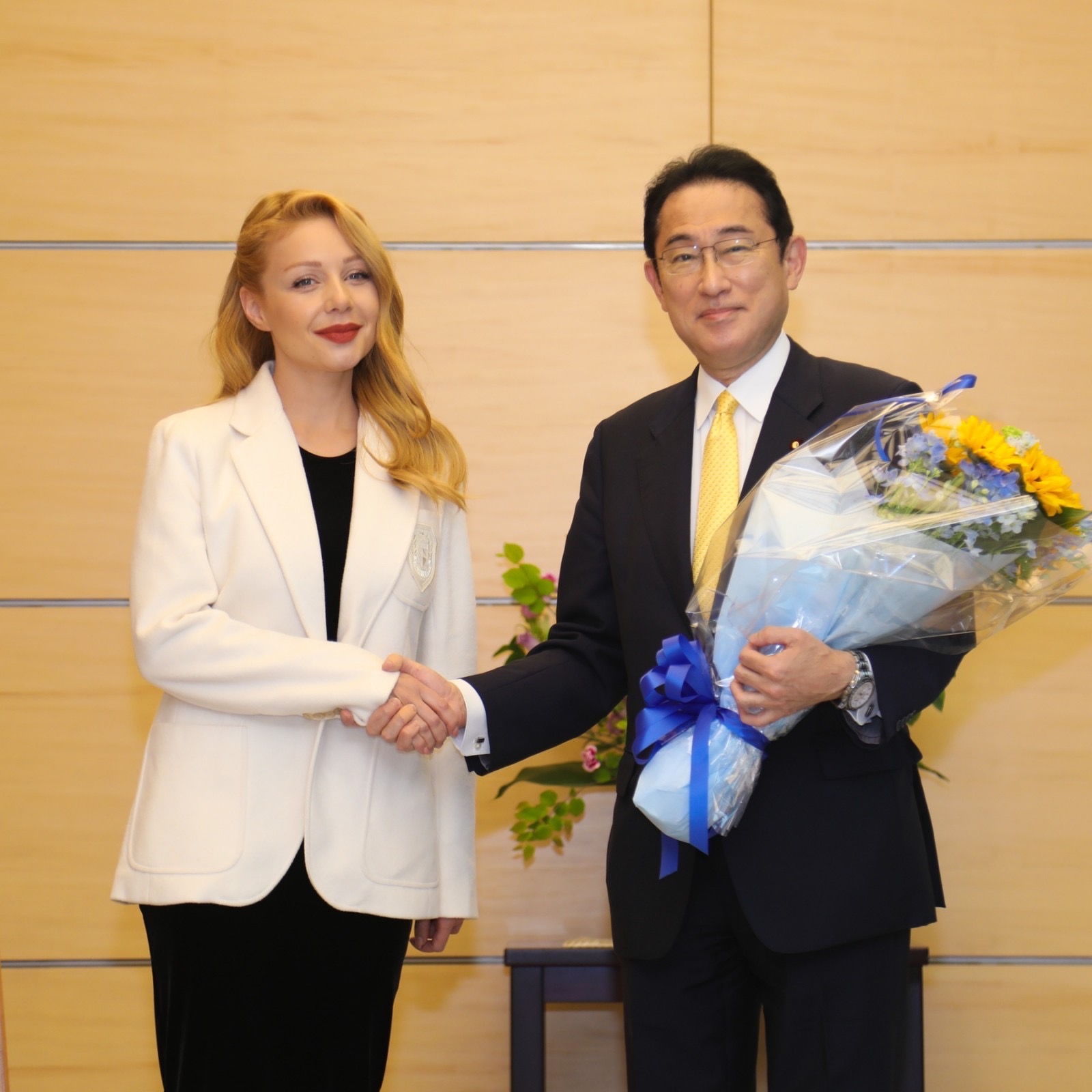 Аутфіт дня: Тіна Кароль зустрілась с прем’єр-міністром Японії - 1 - изображение