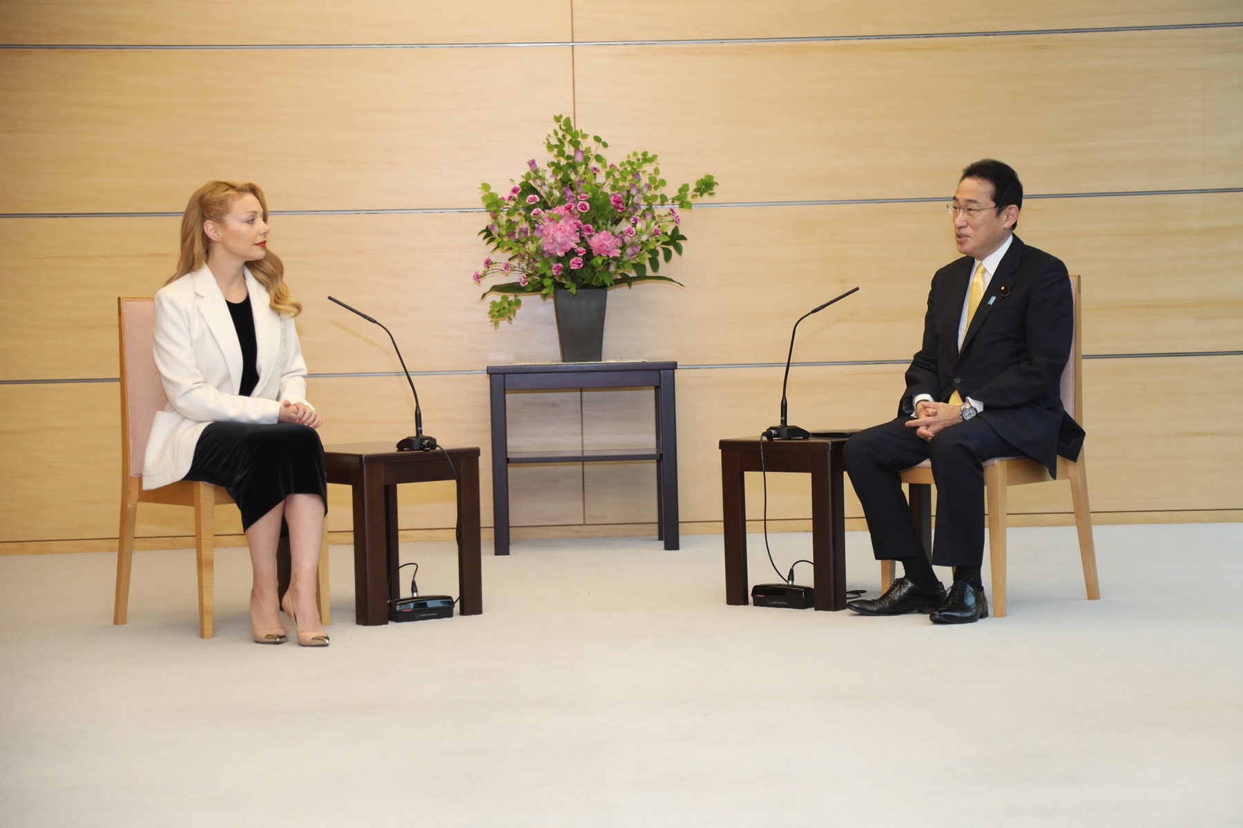 Аутфіт дня: Тіна Кароль зустрілась с прем’єр-міністром Японії - 2 - изображение
