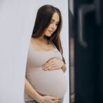 Як вагітній жінці спокійно виносити дитину під час війни: поради психологині
