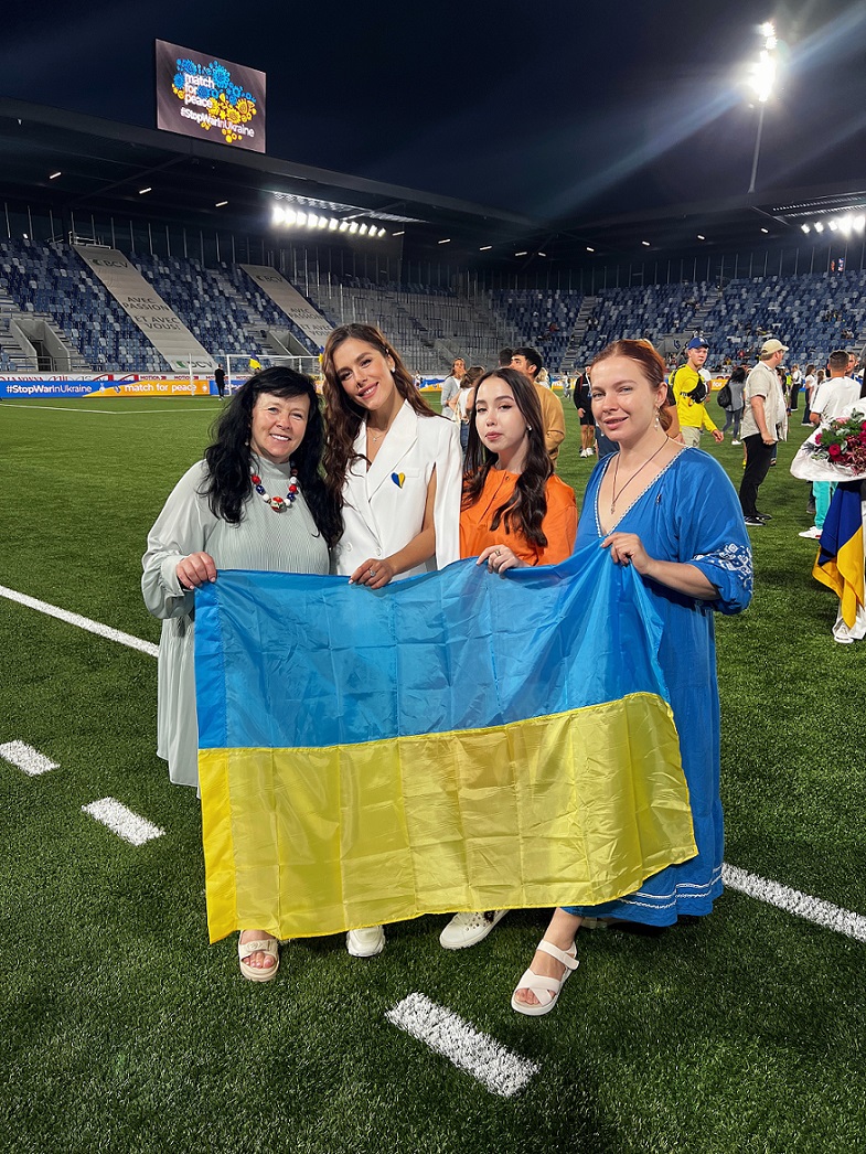 Иванна Онуфрийчук с мамой и сестрами