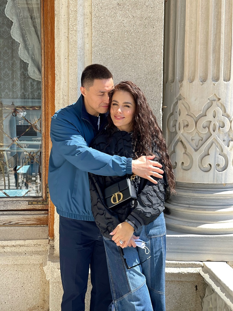 Kuyov va uning dostlari tomonidan sikilayotgan kelinning onlayn porno filmlarini tomosha qiling