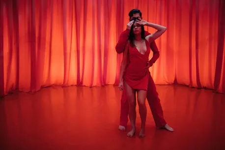 Michelle Andrade и ее альтер-эго в новом клипе Hasta La Vista - 2 - изображение