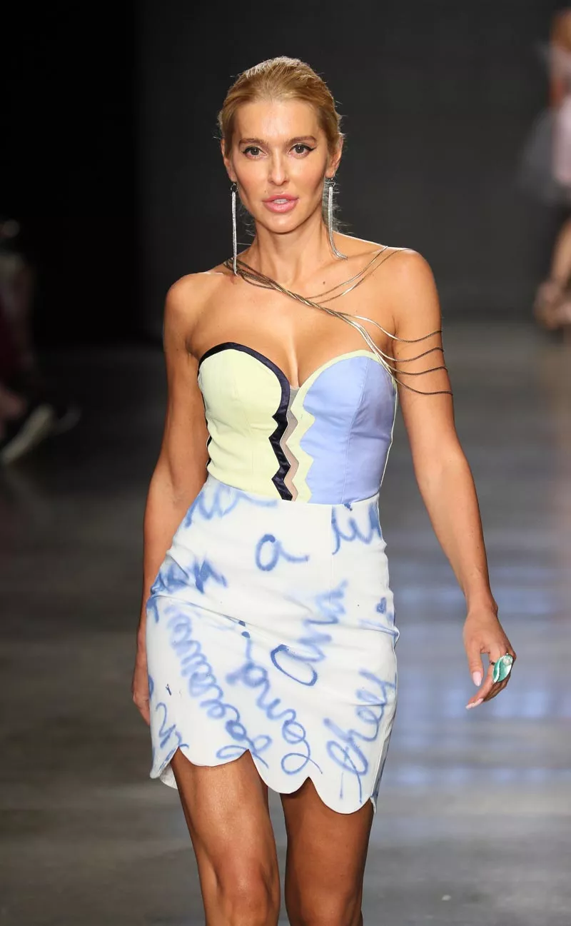 Украинская актриса Анна Буткевич дебютировала на подиуме New York Fashion Week - 3 - изображение