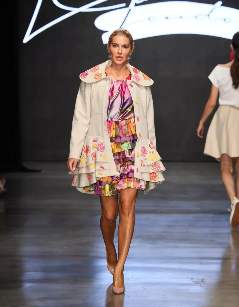 Украинская актриса Анна Буткевич дебютировала на подиуме New York Fashion Week - 5 - изображение