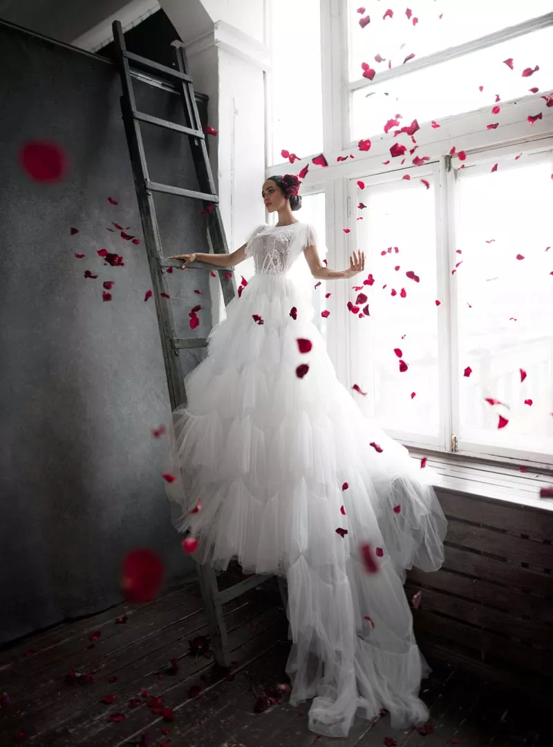 Свадебные платья: воздушные, летящие и элегантные - 12 - изображение