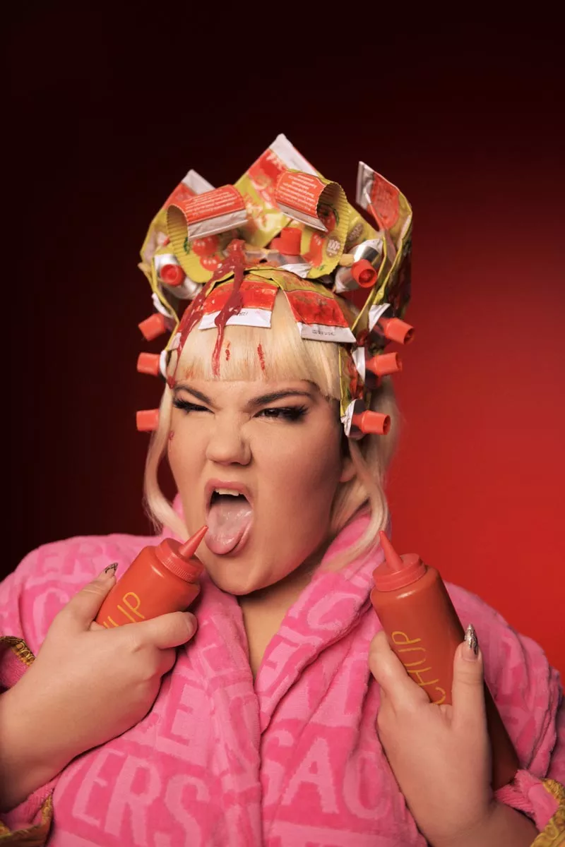 Новий відеосингл переможниці Євробачення Нетти  «розкриває» абсурд сучасної культури їжі - 4 - изображение