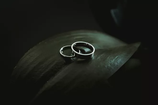 Звезда сериала «Эмили в Париже» Лили Коллинз вышла замуж - 1 - изображение
