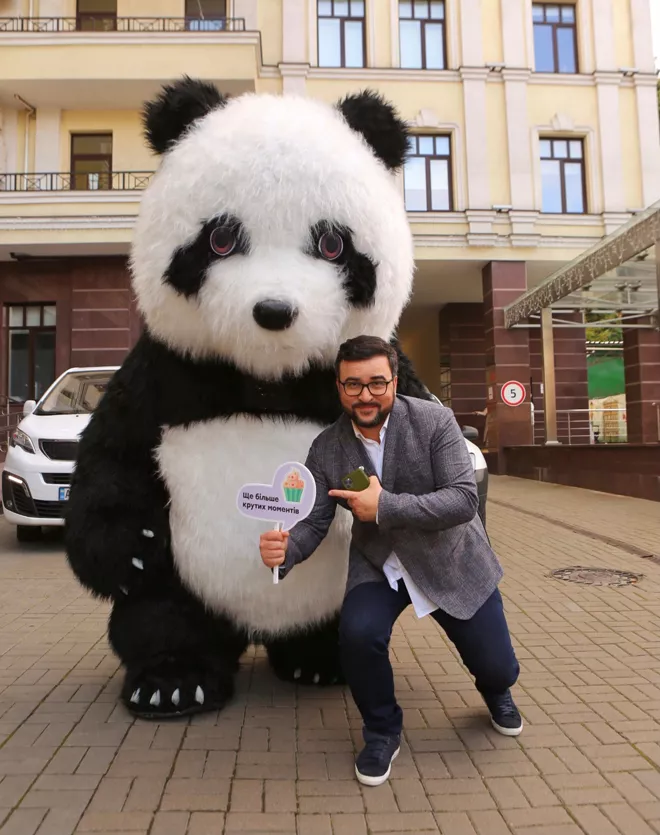 Гигантская панда поздравила ведущего Руслана Сеничкина с Днем рождения - 1 - изображение