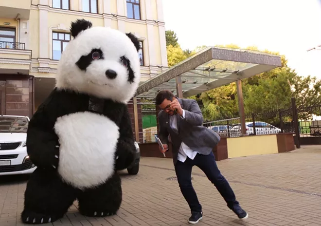 Гигантская панда поздравила ведущего Руслана Сеничкина с Днем рождения - 4 - изображение