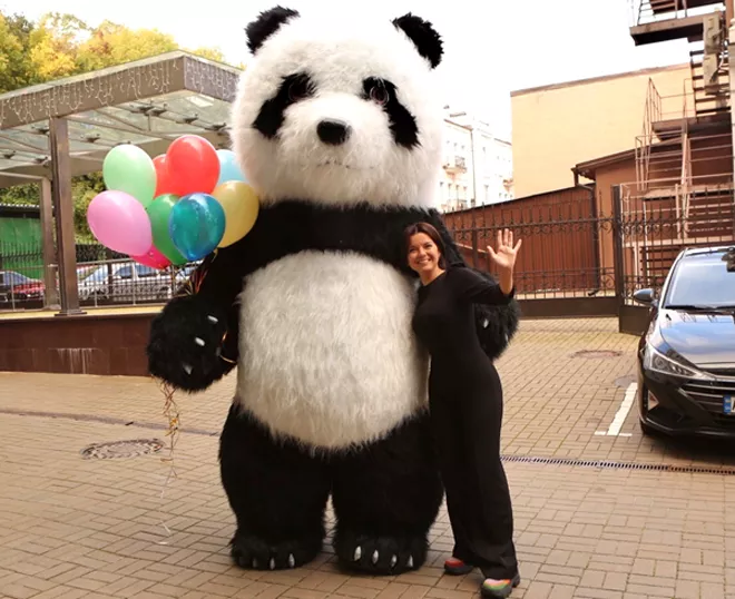 Гигантская панда поздравила ведущего Руслана Сеничкина с Днем рождения - 5 - изображение