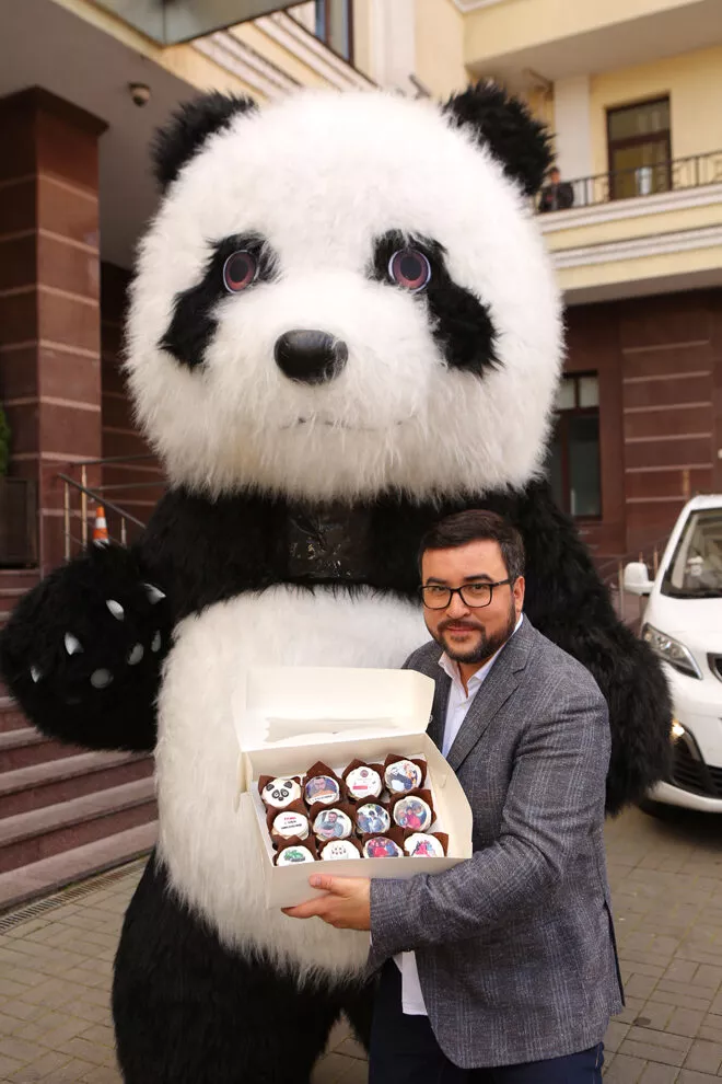 Гигантская панда поздравила ведущего Руслана Сеничкина с Днем рождения - 6 - изображение