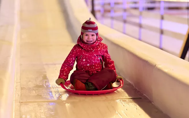 Різдво на Подолі: перша прогулянкова ковзанка та унікальна ялинка-карусель - 1 - изображение