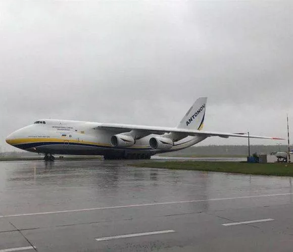 Новые горизонты: самый большой самолет в мире совершил посадку в Варшаве - 2 - изображение